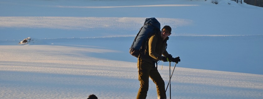 Blogbeitrag Wintersportler mit Schneeschuhe zu Fütterung