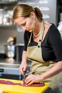 Sabine Gründling beim Vorbereiten des Fleisches