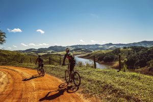 Mountainbiker und Jäger