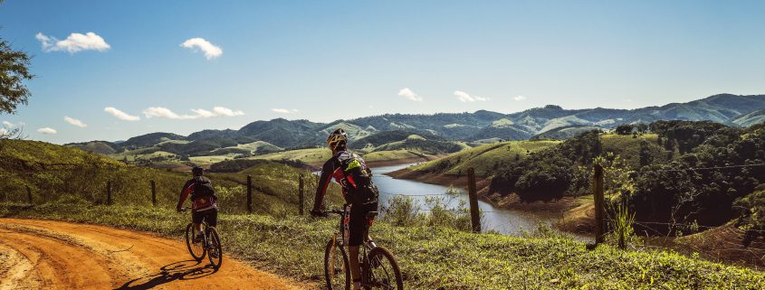 Mountainbiker und Jäger