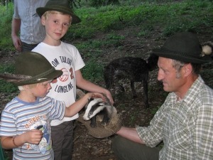 Schule und Jagd_Kinder mit Präparat