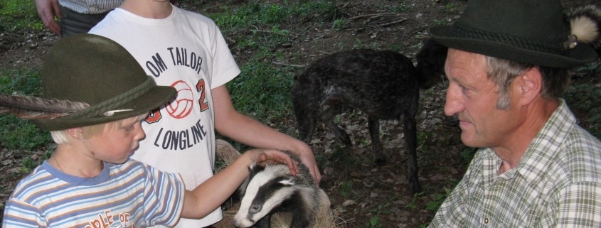 Schule und Jagd_Kinder mit Präparat